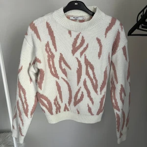 Stickad tröja - Varm stickad tröja i bra kvalitet, använd fåtal gånger, passar xs-s