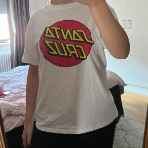 Tröja - T-shirt från carlings, använd fåtal gånger. Skrynklig då den legat längts ned i lådan. Bra skick  