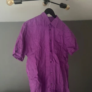 Linneskjorta  - Fin linneskjorta som knappt kom till användning. Kan skicka fler bilder. Allt gott Samuel