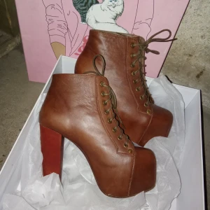 Bruna snörade boots med klack - Säljer ett par snygga oanvända Jeffrey Campbell  boots i skinn med hög klack och snörning.  Perfekta för höst och vinter, och funkar både till vardags och fest! kartong och dustbag medfölje.
