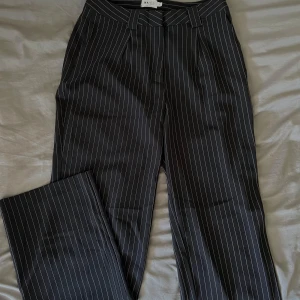 Kostymbyxor  - Lös knapp men annars i bra skick.