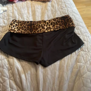  Leopard -  shorts med leopard Print 