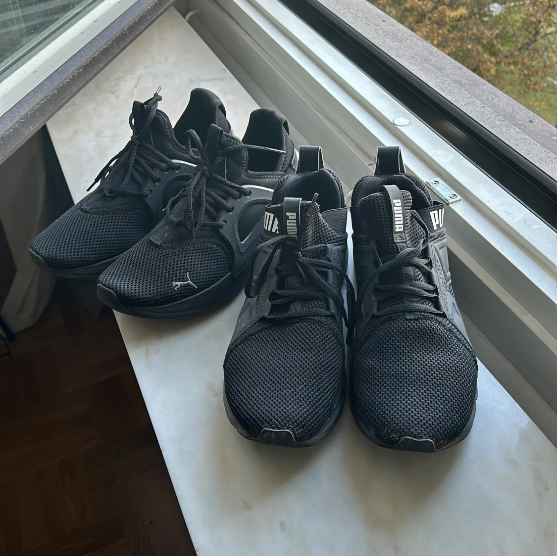 Två par puma skor