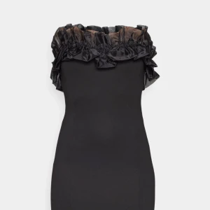 Svart volang klänning  - Superfin klänning🖤 Endast använd 1 gång, toppskick! Köpt för 469kr