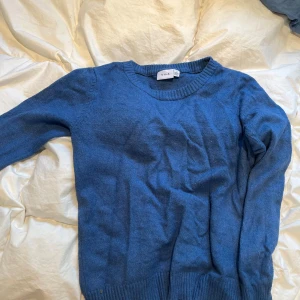 Blå Stickad tröja från vila💙 - En jättefin stickad tröja från vila jag har väldigt mycket tröjor så de blir att jag aldrig använder den❤️