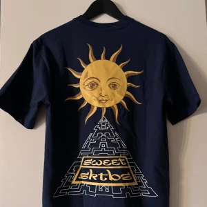 Sweet Sktbs T-shirt - Cool och snygg T-shirt från sweet sktbs! Nästan helt ny och har knappt används mig. Köpt på Junkyard butiken i Sthlm detta år! Storlek XS men passar även S-M pga stor storlek!  Skriv vid eventuella frågor eller skicka gärna prisförslag! 