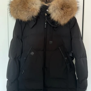 Cedrico Vinterjacka med päls - Säljer min fina vinterjacka från Cedrico pga flytt. Köpt 2022. Extremt bra skick! Knappt använd! Är precis som ny! Nypris 8500, säljs för 6500 kr, pris kan diskuteras vid snabb köp! 