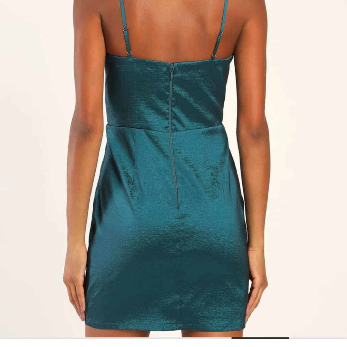 Turkos kortklänning med strassdetaljer - 90