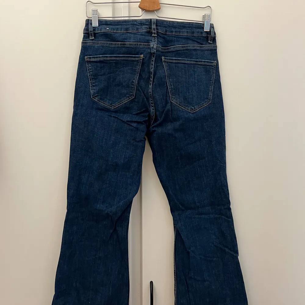 Utsvängda jeans ifrån mango i storlek 40. Super bekväma och bra skick, endast använda ett fåtal gånger. 🌸. Jeans & Byxor.