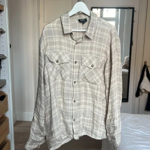 A.P.C Linen Shirt - Linneskjorta från APC i nyskick Använd 4-5 gånger  Nypris cirka 2300 kr Passar även en L