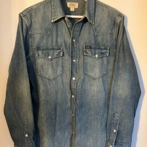Ralph Lauren - jeanskorta - Snygg jeanskjorta från Ralp Lauren i stl S, aldrig använd. Ord pris ca 2700, säljer den för hälften!