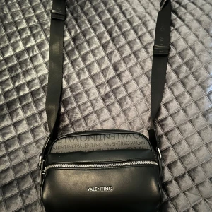 Valentino väska - Axelväska/becknarväska sitter riktigt skönt mycket utrymme i väskan och stilren 