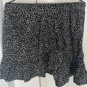 Kjol - Prickig volangkjol från veromoda