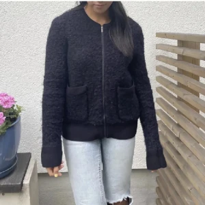 Cos jacka - As snygg jacka/kofta från cos i bra skick, perfekt nu till hösten !!❣️