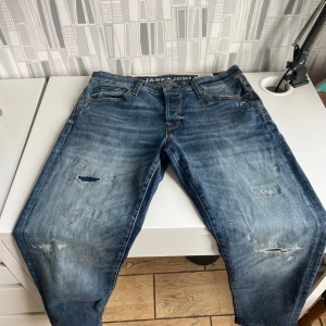 Jack and Jones jeans  - Tjena, säljer mina Jack and Jones Jeans  i den trendiga modellen Mike. De har supersnygga slitningar. Jeansen är knappt använda, cond 8,5/10. Nypris: 1100kr, hör av er vid minsta intresse// Anton