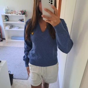 Vintage tröja Lyle & Scott - Storlek M och är i bra skick. Kontakta mig vid frågor/intresse💕