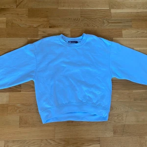 Collegetröja  - Ljusblå collegetröja från zara i väldigt bra skick🩵