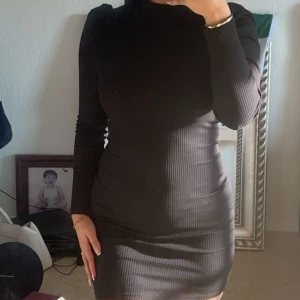 Svart enkel vinter/höst klänning i storlek S/38🖤🍁 - En väldigt fin svart enkel vinter/hästkörning som använts 3 gånger Max, alltså i väldigt bra skick. Köpt för 300 kr men säljer för 100kr! Passar perfekt för lite kyligare dagar 🖤🍁