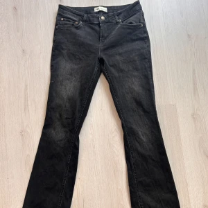 Svarta jeans - Svarta jeans utsvängd längst ner