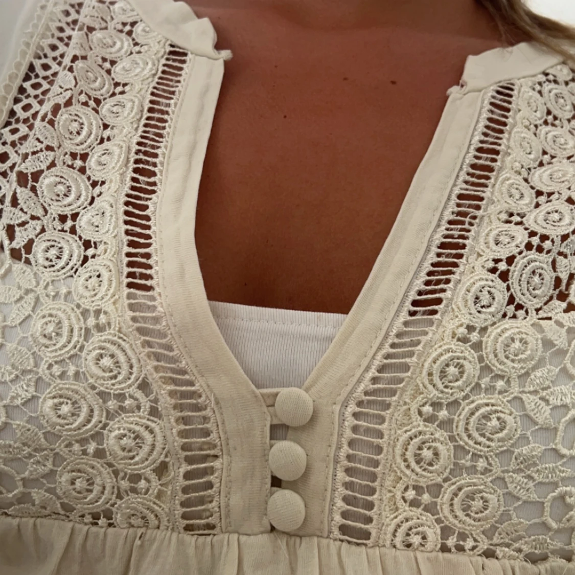 Vit blus med spetsdetaljer - 91