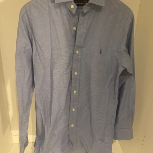 Ralph Lauren skjorta  - Hej! Säljer nu min skjorta från märket polo Ralph Lauren, storlek 32/33 motsvarar M fint skick, tveka inte på att höra av dig om du har frågor eller funderingar kring skjortan!