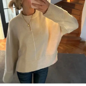 Zara stickad tröja - Fin stickad tröja ifrån zara, nyskick🤍 skriv vid fler frågor 