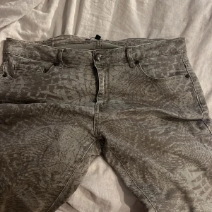 Utsvängda, mid waist jeans - Jättefina jeans ifrån Lindex som jag har stytt ut för att då de mer bootcut. De har något typ av fjärilsmönster? Skriv ifall ni har några frågor❤️