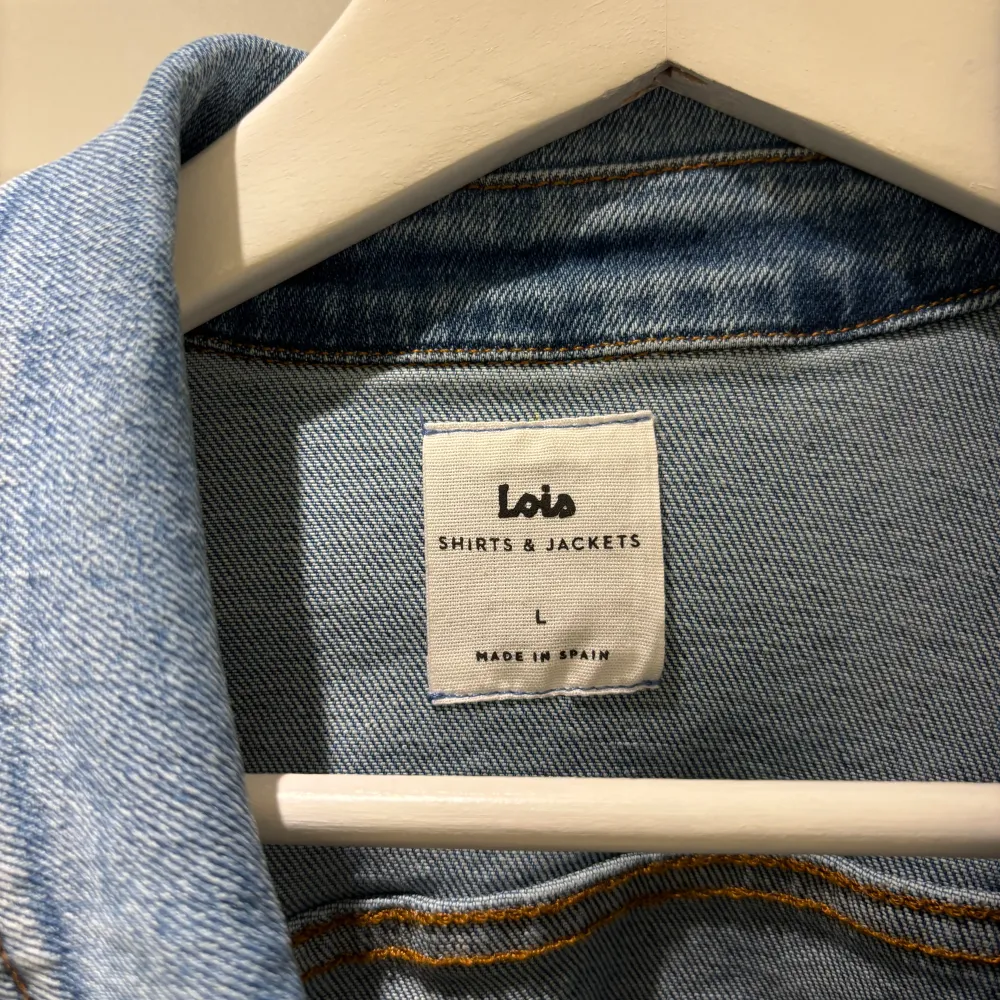 Denim jeansjacka från Lois Snygg i tvätten  Strechig  Stl L. Jackor.