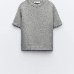 Zara Stickad t-shirt -  Säljer denna fina stickade t-shirten från Sara kommer ej till användning färgen är lite ljusare än på bilden  ❤️❤️