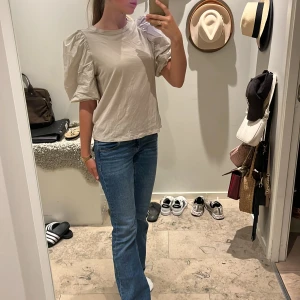 Puffärmad t-shirt - En snygg puffärmad t-shirt från hm i st m men passar även s💕