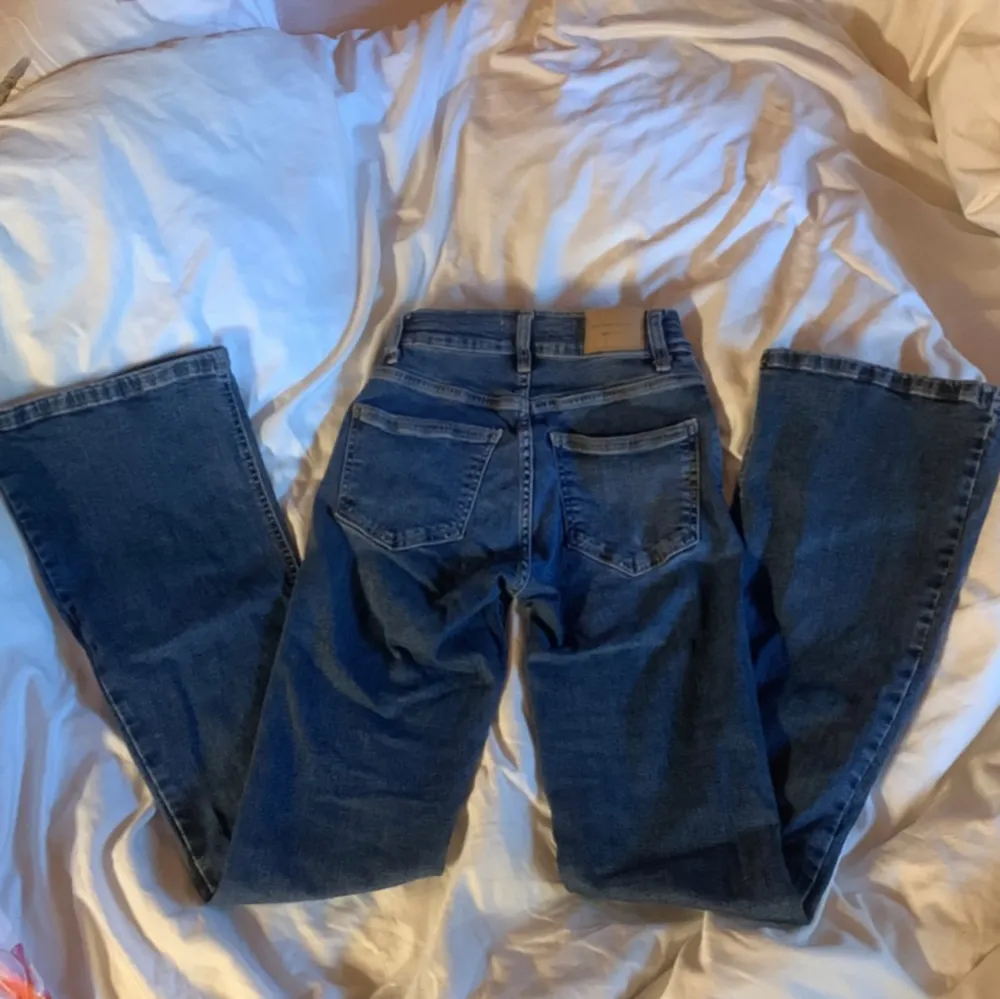 Jag säljer mina bootcut jeans med mid waist för att dem är lite för korta för mig, dem är nyköpta och bara andvända 2-3 gånger. Annars är dem i nyskick! Då dem kostade 499 i butik tänker jag sälja dem för 250, pris går att diskuteras🫶🏻. Jeans & Byxor.