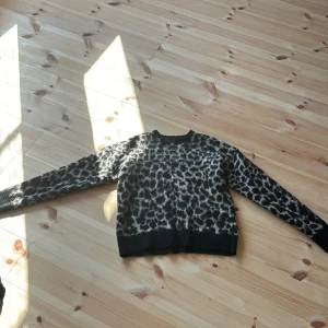 Finstickad tröja - Nyskick med få tecken på andvändning inga hål eller andra fel, strl xs men passar även S och M 