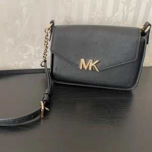 Michael kors väska  - Ny svart Michael kors axelremsväska med prislapp på. Nypriset var 2617. Aldrig använd. 