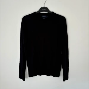 Riley stickad tröja - Säljer en jätte snygg stickad Riley tröja i 10/10 skick. Den är knappt använd och är i barn storlek XL men passar på folk med S. Nypris 1100kr