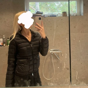 Moncler jacka - Äkta moncler jacka, använd sparsamt och är i fint skick utan några skavanker. Storlek S men skulle säga att den passar xs/s, går att kolla hemsidan för exakta mått. Nypris 10 699kr mitt pris 3999kr.