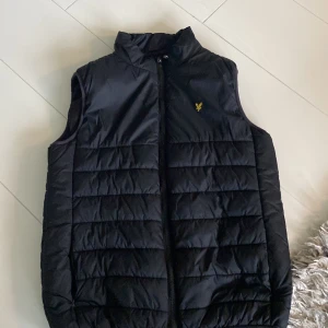  Svart Lyle scott väst - En svart lyle scott väst  Skick 5/10