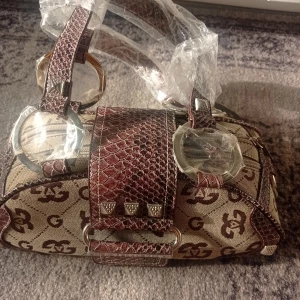 Gag italy  - Bought it from Italy vintage perfect with golden jewelry and flaredjeans has good quality has 4 pockets can fit alot of things very Stockholmstil amazing details and material not used the tag is still on handmade 50 kr rabbit 