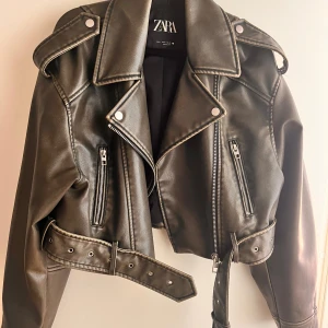 grön skinnjacka zara  - sparsamt använt fin till hösten😍oversized look jacka