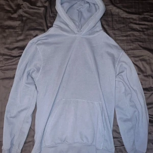 Oversized hoodie - Storlek M men är stor i storleken. Fint skick inga defekter. Hör av er vid frågor! 