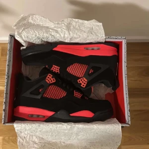 Jordan 4 Red Thunders  - Säljer nu mina helt nya Jordan 4 Red Thunders eftersom de inte passade min stil så mycket. Kom privat för mer info! PRIS KAN DISKUTERAS VID SNABB AFFÄR!!!!