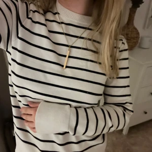 Finstickad tröja - Finstickad randig tröja ifrån Zara i storlek S. Väl omhändertagen så den är i bra skick🤍