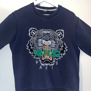Kenzo Tröja - 💠Märke: Kenzo  🔖Storlek: S  👩🏼‍🤝‍👨🏻Kön: Damer  ℹ️- Parketteras omsorgsfullt vid önskan om leverans!  Kan även mötas inom Helsingborg! Kontakta mig gärna vid frågor!