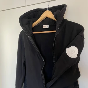 Moncler hoodie  - Säljer denna otroligt snygga och sällsynta Moncler koftan! Storlek M 