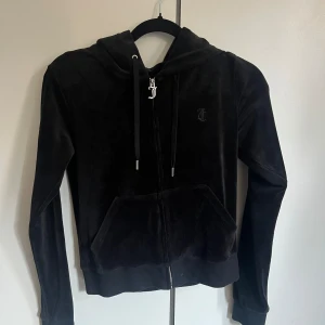 Juicy couture  - Juicy couture tröja som endast är använd två gånger. Fick i julklapp för något år sedan men sålt byxorna till så tröjan blev ikte så mycket använd. 