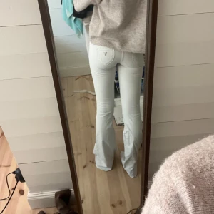 Lågmidjade jeans  - Jätte fina vita glittriga Lågmidjade jeans från Guess! Nästan aldrig använda! Dom är långa på mig som är 170❤️❤️ och är i storlek 36