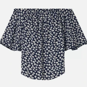 Ganni Roseburg crêpe, stl 42 - Fantastisk off-shouldertop från Ganni, stl 42. Modell Roseburg crêpe. Mörkt, mörkt blå med vita detaljer. I mkt gott skick.