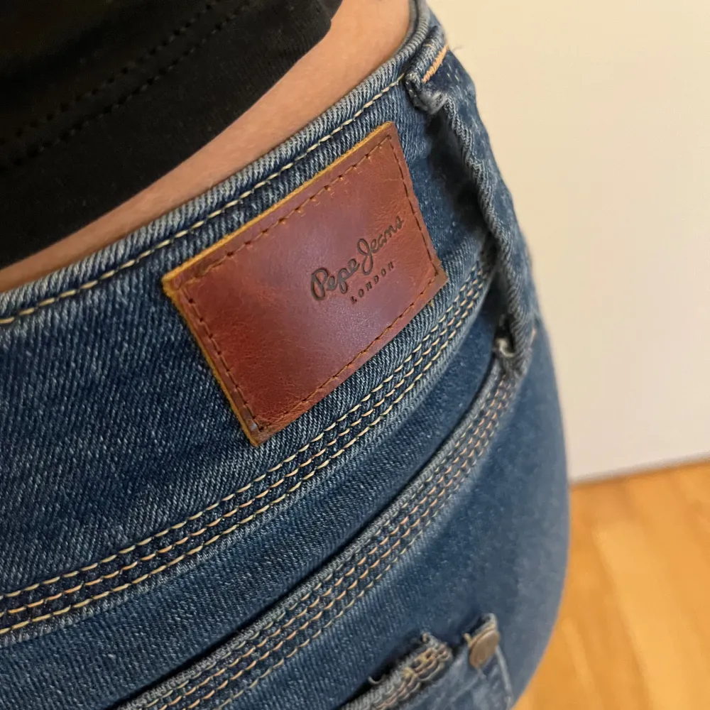 Säljer mina LOW waist Pepe Jeans i storlek 25x33. Raka jeans som veckar sig fint när man har skor. Snygga detaljer med dubbla knappar och dubbla fickor, Y2K inspirerat. Köpta för något år sedan och använda 2-3 ggr. Nypris ca 1000 kr.. Jeans & Byxor.