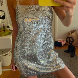 Palettklänning  - Helt oanvänd silvrig paljettklänning!🩵🩷