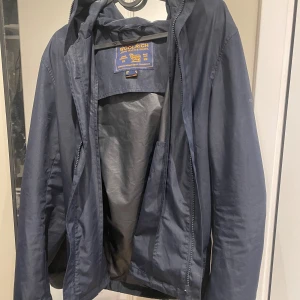WOOLRICH Windbreaker  - Storlek small (s) En navy blå som är diskret mönstrad.  Riktigt snygg. Skick: 8/10 