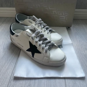 Golden goose skor  - Tjena ett par helt nya golden goose skor i nyskick👌är storlek 43|  box och dustbag ingår vid köp ✅ tveka ej på att höra av er vid frågor priset kan ändras vid snabb affär👍